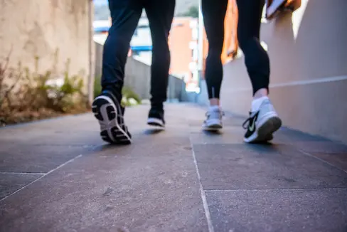 Junge Menschen, die sich ehrenamtlich durch außergewöhnliches und nachhaltiges Wirken für die Allgemeinheit verdient gemacht haben, werden am 30. Juni mit der Landesauszeichnung Glanzleistung - das junge Ehrenamt gewürdigt. (Foto: LPA/Claudia Corrent)