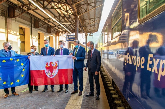 Il Connecting Europe Express mostra il potere unificante della ferrovia. Scambio di bandiere alla partenza da Bolzano: (da sinistra) Pat Cox, l'amministratrice delegata di RFI Vera Fiorani, il presidente Kompatscher, l'assessore Alfreider e i rappresentanti dell'UE Herald Ruijters e Kristian Schmidt. (Foto: ASP/ Peter Daldos)