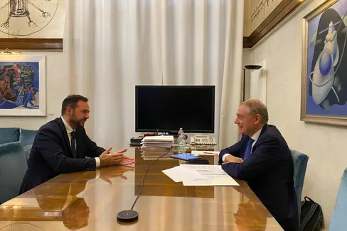 Il ministro delle Imprese e del Made in Italy Adolfo Urso (nella foto a destra) e il vicepresidente della Provincia autonoma di Bolzano Marco Galateo a colloquio a margine della conferenza sul rafforzamento del sistema di gestione delle crisi aziendali tenutasi oggi (20 novembre) a Roma. (Foto: USP)