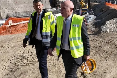 Infrastrukturen- und Mobilitätslandesrat Daniel Alfreider und der Geschäftsführer von RFI – Rete Ferroviaria Italiana, Aldo Isi, bei einer Baustellenbesichtigung im Riggertal im September 2025. (Foto: LPA/Ingo Dejaco)