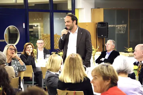L’assessore provinciale Philipp Achammer alla cerimonia a Bressanone: Ogni giovane merita di essere considerato per quello che è – con i propri punti di forza e anche nei momenti in cui non tutto va per il verso giusto. Gli insegnanti che salutiamo in occasione di queste celebrazioni hanno accompagnato i giovani per molti anni con questo atteggiamento. In ciò risiede una responsabilità particolare. Per questo meritano tutto il nostro rispetto.” (Foto: USP/Direzione Istruzione tedesca/Stefanie Ausserer)