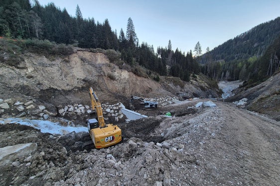 Lavori in corso sul rio Stolla, nel Comune di Braies, per migliorare la sicurezza nella zona. (Foto: USP/Ufficio sistemazione bacini montani est/Michael Baumgartner)