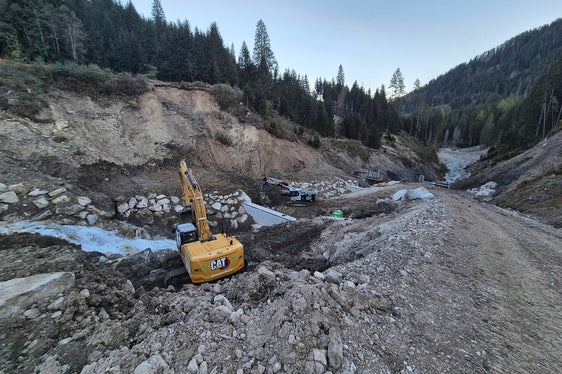 Lavori in corso sul rio Stolla, nel Comune di Braies, per migliorare la sicurezza nella zona. (Foto: USP/Ufficio sistemazione bacini montani est/Michael Baumgartner)