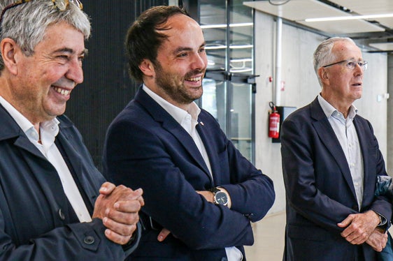 Besuchten gemeinsam den Ort, an dem Synergien entstehen, die zu Innovationen führen: Federico Giudiceandrea, Landesrat Achammer und Roland Psenner. (Foto: LPA/Ingrid Silginer)
