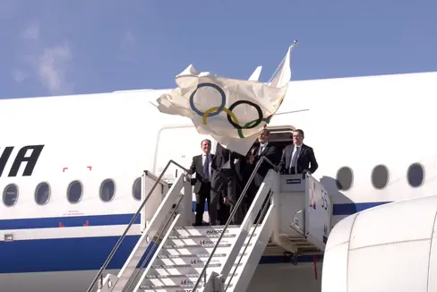 Die olympische Flagge ist bereits in Italien, im Bild ihre Ankunft aus Peking. (Foto: LPA)