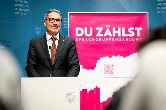 L resultat stabil ie la desmustrazion che l sistem dl’autonomia funziunea, à auzà ora l presidënt dla Jonta provinziela de Bulsan Arno Kompatscher pra la prejentazion di resultac dla cumpededa dla grupes de rujeneda 2024. (Foto: USP/Fabio Brucculeri)