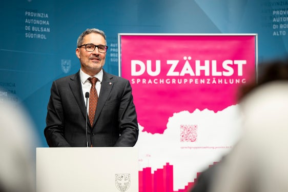 Das stabile Ergebnis sei ein Beleg dafür, dass das Autonomiesystem funktioniere, hielt Landeshauptmann Kompatscher bei der Vorstellung der Ergebnisse der Sprachgruppenzählung 2024 fest. (Foto: LPA/Fabio Brucculeri)