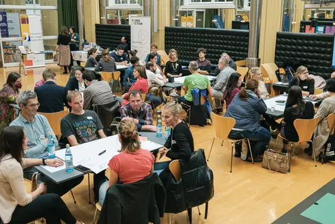 Fachinputs, einen Vernetzungsmarkt und anregende Gespräche gab es bei dem vom Landesamt für Jugendarbeit organisierten Gemeindejugendreferententreffen mit den Vertretenden der Offenen Jugendarbeit. (Foto: LPA/Philip Unterholzner)