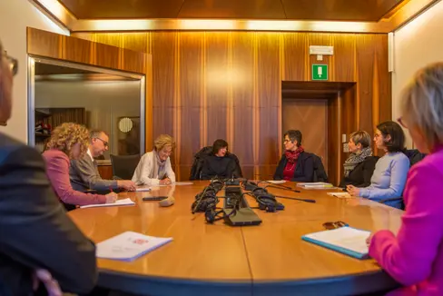 Un gruppo di lavoro sta preparando delle proposte su come l'Alto Adige possa sostenere e accompagnare meglio le vittime di abusi sessuali in futuro. La prima riunione si è svolta oggi (Foto: ASP/Fabio Brucculeri)