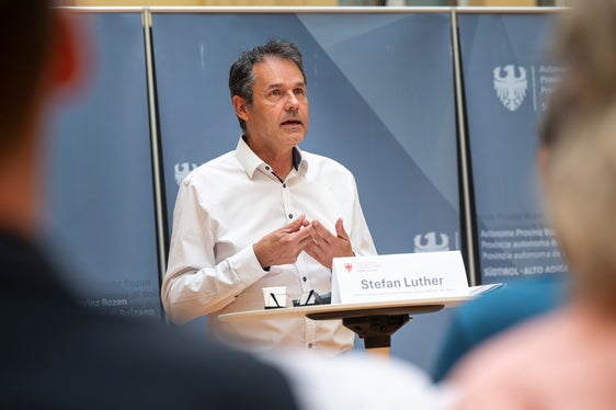 Eine detaillierte Analyse hat die Arbeitsmarktbeobachtung in Bezug auf die Beschäftigungswirkung der Einkaufszentren vorgenommen. Dabei hat sich etwa gezeigt, dass die Eröffnung der Einkaufszentren in Bozen keine negativen Auswirkungen auf Beschäftigung im Handel in der Gemeinde hatte; rechnet man in Meran und Algund hingegen die beiden Einkaufszentren raus, dann sinkt die Beschäftigung im Handel, erklärte Stefan Luther, Direktor der Abteilung Arbeitsmarktservice. (Foto: LPA/Fabio Brucculeri)