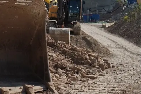 Die Arbeiten für den Bau der Umfahrung in Branzoll gehen voran. Um die Beschaffenheit des Untergrunds mit dem Georadar genauer zu ermitteln, ist in der Nacht vom 17. auf 18. Dezember eine Straßensperre notwendig. Der Verkehr wird über den Ort umgeleitet. (Foto: LPA/Angelika Schrott)