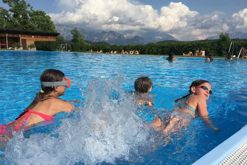 L'EuregioFamilyPass Alto Adige offre sconti alle famiglie con figli minorenni anche in diverse piscine altoatesine. (Foto: ASP/Giovanna Boninsegna)