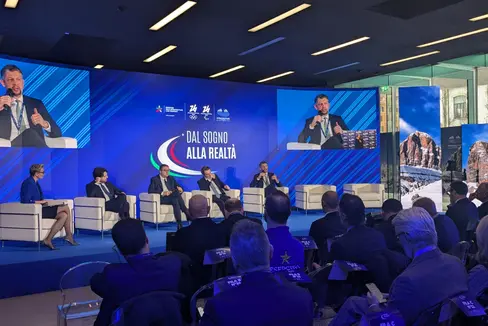 L vizepresidënt dla Jonta provinziela de Bulsan Daniel Alfreider (l prim da man drëta danter chëi che à fat si ntervënt sun palch) à sotrissà che de gra ai Juesc Olimpics “ie pruiec che univa bele dan 20 ani damandei dala zitadinanza deventei realtà, cun resultac che resterà per i zitadins nce do la Olimpiades.” Sun l palch iel da udëi, dlongia Alfreider, l presidënt dla Region Lombardia Attilio Fontana, l presidënt dla Provinzia autonóma de Trënt Maurizio Fugatti y l presidënt dla Region Venet Alberto Stefani. (Foto: USP/Departimënt Nfrastrutures y Mubltà).