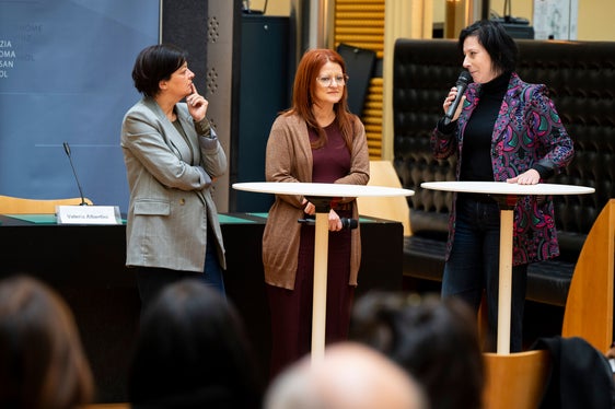 L'assessora Bettina Kerer, l'amministratrice delegata di Coccinella Petra Bisaglia e la direttrice dell'Ufficio servizi sociali, culturali ed educativi del Comune di Bressanone, Alessandra Scorrano (nella foto da sinistra a destra) hanno raccontato la loro esperienza di co-progettazione nelle scuole dell'infanzia a Bressanone. (Foto: USP/Fabio Brucculeri)