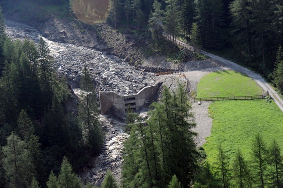 Archivbild: Die Aufnahme vom 5. August 2012 zeigt, wieviel Material von der Sperre im Großbergbach zurückgehalten wurde, die erst rund ein Jahr vorher errichtet worden war. (Foto: LPA/Landeswarnzentrum in der Agentur für Bevölkerungsschutz)