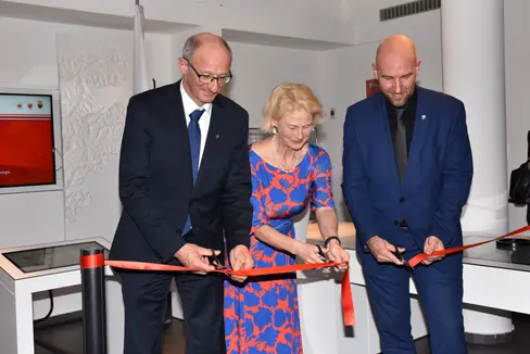 Sottolineare l'importanza storica dell'attività mineraria nei territori dell'Euregio: al taglio del nastro (nella foto da sinistra) il governatore del Tirolo Anton Mattle, la rettrice Veronika Sexl e Georg Neuhauser (entrambi dell'Università di Innsbruck). (Foto: Land Tirol/Dorfmann)