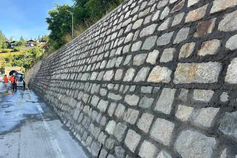 I muri in pietra di diverse strade sono stati risanati per conto del Servizio strade Val Venosta. Gli elementi distaccatisi dai muri sono stati rimossi e le cavità sono state riempite in modo che i muri rimangano stabili (Foto: Servizio strade Val Venosta)