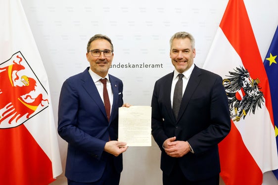Il presidente Kompatscher (sx) tiene in mano l'originale dell'accordo De Gasperi-Gruber (Accordo di Parigi) accanto al cancelliere della Repubblica d'Austria Karl Nehammer (dx). (Foto: Dragan Tatic)