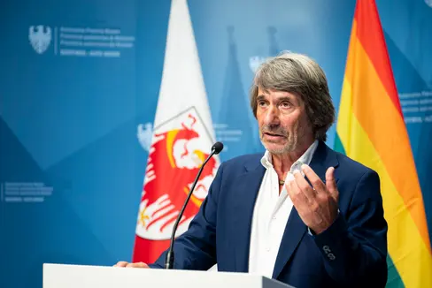 Über gleich drei wichtige Strukturen, also fünf wohnortnahe Einsatzzentralen, zehn Gemeinschaftshäuser und drei Gemeinschaftskrankenhäuser, wird die Gesundheitsversorgung in Südtirol gestärkt und näher zu den Menschen gebracht, erklärt Gesundheitslandesrat Hubert Messner. (Foto: LPA/Fabio Brucculeri)