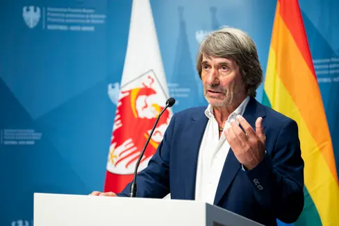 Über gleich drei wichtige Strukturen, also fünf wohnortnahe Einsatzzentralen, zehn Gemeinschaftshäuser und drei Gemeinschaftskrankenhäuser, wird die Gesundheitsversorgung in Südtirol gestärkt und näher zu den Menschen gebracht, erklärt Gesundheitslandesrat Hubert Messner. (Foto: LPA/Fabio Brucculeri)