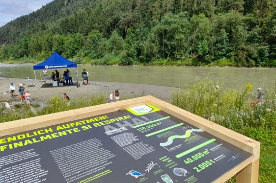 Auf Thementafeln wird den Besucherinnen und Besuchern das Projekt Ilsterner Au erklärt. (Foto: LPA/Maja Clara)
