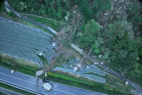 Der Straßenabschnitt zwischen Latsch und Goldrain, wo es einen Steinschlag gab, soll so schnell wie möglich gesichert werden. (Foto: LPA/Abteilung Straßendienst)