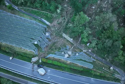 Der Straßenabschnitt zwischen Latsch und Goldrain, wo es einen Steinschlag gab, soll so schnell wie möglich gesichert werden. (Foto: LPA/Abteilung Straßendienst)