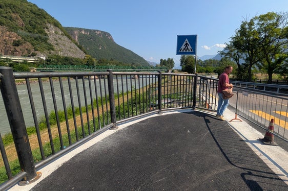 Ein Großteil der vorgesehenen Maßnahmen ist bereits umgesetzt. Dazu zählt die Verbreiterung der Etschbrücke mit integriertem Geh- und Radweg. (Foto: LPA/Ressort Infrastrukturen und Mobilität)
