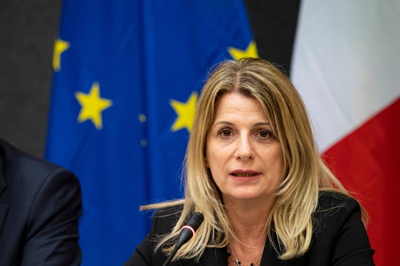 Am 11. März informierte sich die Staatssekretärin im Ministerium für Unternehmen und Made in Italy, Fausta Bergamotto, im Innenhof des Palais Widmann über die Tätigkeit des neuen ständigen Gremiums. (Foto: LPA/Fabio Brucculeri)