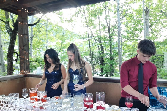 Auftakt des Galadinners zum krönenden Abschluss des Schuljahres (von links): Aya Bouslim, Leonie Colturato und Maximilian Settili kreieren Aperitifs im Freien. (Foto: LPA/Fachschule Tisens)