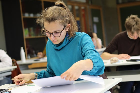 Der Wettbewerb begann gestern (23. April) mit drei Stunden Theorie: Dabei ging es um Themen aus verschiedenen Bereichen der Chemie - im Bild Sophia Kreyenbühl vom Realgymnasium Bozen. (Foto: LPA/Stefan Pilser)