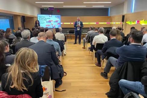 Il direttore generale Alexander Steiner ha presentato la nuova veste grafica di Digital Now assieme ai rappresentanti della Ripartizione Informatica e della società in house Informatica Alto Adige SpA. (Foto: Gnews)