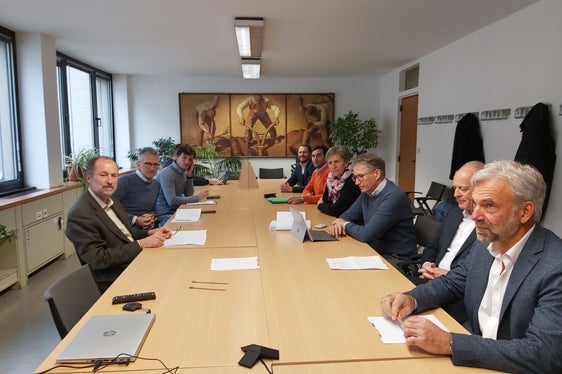 Die Arbeitsgruppe Großraubwild - in Präsenz waren die Interessensvertreter und Techniker samt Landesrat Arnold Schuler, EU-Parlamentarier Herbert Dorfmann war digital zugeschaltet. Die Römischen Parlamentarier sind ebenfalls Teil der Arbeitsgruppe. (Foto: LPA/Ulrike Huber).