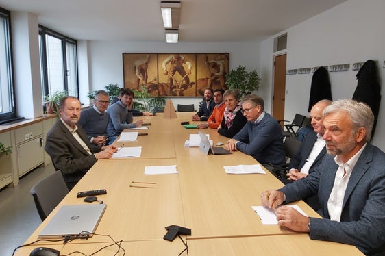 Il gruppo di lavoro sui grandi predatori concorda sul fatto che sono necessari modi per effettuare il prelievo dei lupi e anche per controllare la popolazione a medio termine. Nella foto: (a sinistra, da davanti a dietro) Florian Blaas, Günther Unterthiner, Dominik Trenkwalder (a destra, da dietro a davanti) Manfred Vallazza, Benedikt Terzer, Antonia Egger, Siegfried Rinner, Leo Tiefenthaler con l'assessore Schuler (Foto: ASP / Ulrike Huber)