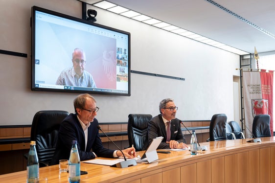 Landeshauptmann und Bevölkerungsschutzlandesrat Arno Kompatscher (rechts) hat am 28. Mai in seiner Funktion als Vorsitzender und oberster Zivilschützer im Hinblick auf die Situation während der Totalsperre des Brennerpasses an diesem Samstag, 30. Mai, die Landesleitstelle eingesetzt; links neben ihm im Sitzungssaal der Landesregierung der Direktor der Agentur für Bevölkerungsschutz Klaus Unterweger. (Foto: LPA/Fabio Brucculeri)