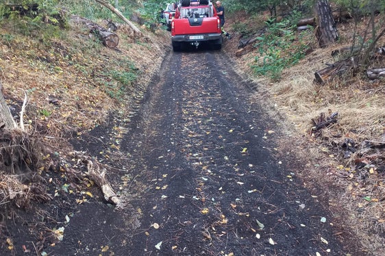 Die Gruppe aus sechs Berufsfeuerwehrmännern, vier Mitgliedern Freiwilliger Feuerwehren des unteren und oberen Vinschgaus und ein Amtsdirektor des Landesforstkorps im Brandgebiet fuhren an die Hänge des Vesuvs. (Foto: LPA/Berufsfeuerwehr Bozen)