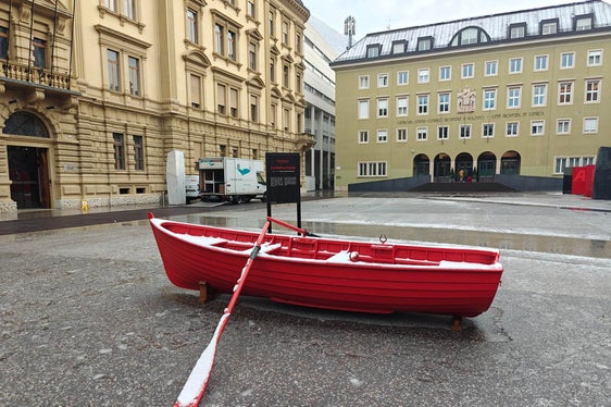 Das Rote Boot hat mittlerweile bereits an einigen Orten in Südtirol Halt gemacht. Derzeit steht es am Silvius-Magnago-Platz in Bozen und weist auf die weiterhin zahlreichen Fälle von Gewalt an Frauen hin. (Foto: LPA/Ursula Pirchstaller)