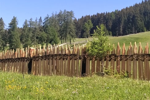 Die Förderung der Landschaftspflege - im Bild ein traditioneller Holzzaun - hat in Südtirol eine große Bedeutung und ist Gegenstand einer Pressekonferenz mit Landesrätin Hochgruber Kuenzer am 30. Jänner. (Foto: LPA)