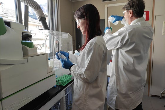 Mitarbeitende des Labors für Wasseranalysen und Chromatographie in der Landesagentur für Umwelt und Klimaschutz bei der Schwermetallanalyse in Oberflächenwasserproben mit einem Massenspektrometer (Foto: Landesagentur für Umwelt und Klimaschutz)