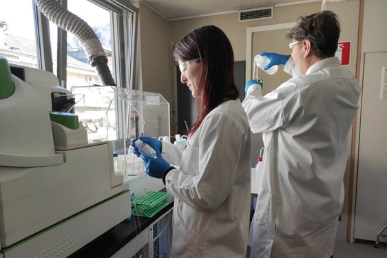 Mitarbeitende des Labors für Wasseranalysen und Chromatographie in der Landesagentur für Umwelt und Klimaschutz bei der Schwermetallanalyse in Oberflächenwasserproben mit einem Massenspektrometer (Foto: Landesagentur für Umwelt und Klimaschutz)