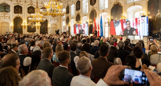 Oggi, in occasione della tradizionale cerimonia avvenuta nella Sala Dogana del Palazzo dei Congressi di Innsbruck, è stato premiato l'impegno nel volontariato di 137 donne e uomini del Tirolo, dell'Alto Adige e del Trentino. (Foto: Land Tirol/Die Fotografen)