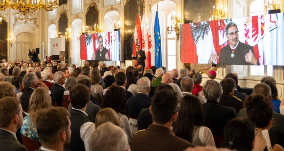 Ehrung für 137 Frauen und Männer im Riesensaal der Hofburg von Innsbruck: Ihnen wurde die Verdienstmedaille oder Lebensrettungsmedaille verliehen. (Foto: Land Tirol/Die Fotografen)