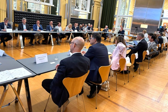 Tutti gli stakeholder locali hanno raccolto l'invito e partecipato alla riunione informativa. Il primo incontro ufficiale della Piattaforma Economia 2030 è previsto il 24 ottobre. (Foto: USP/Fabio Brucculeri)