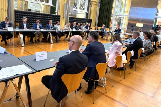 Tutti gli stakeholder locali hanno raccolto l'invito e partecipato alla riunione informativa. Il primo incontro ufficiale della Piattaforma Economia 2030 è previsto il 24 ottobre. (Foto: USP/Fabio Brucculeri)