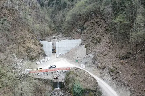 L'Ufficio Sistemazione bacini montani sud sta attualmente completando il bacino di ritenzione nel rio Elmo a Prato Isarco, sopra la zona produttiva Bodner. (Foto: Ufficio Sistemazione bacini montani sud)
