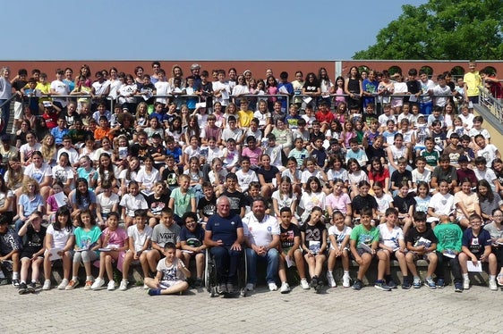 Paralympionike Roland Ruepp und Olympionike Stefan Zisser stellten sich im italienischsprachigen Schulzentrum Bozen V – Gries 1 den Fragen der Schülerinnen und Schülern. (Foto: LPA/Hannes Kröss)