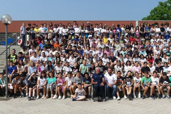 Paralympionike Roland Ruepp und Olympionike Stefan Zisser stellten sich im italienischsprachigen Schulzentrum Bozen V – Gries 1 den Fragen der Schülerinnen und Schülern. (Foto: LPA/Hannes Kröss)