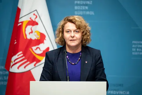 Die Landesregierung hat das Tarifsystem des ambulanten Betreuungsdienstes und der Seniorenwohnheime angepasst, Landesrätin Rosmarie Pamer hat die entsprechenden Beschlüsse eingebracht und anschließend vorgestellt. (Foto: LPA/Fabio Brucculeri)