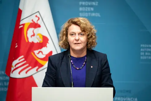 La Giunta provinciale ha modificato il sistema tariffario per i servizi di assistenza domiciliare e e le residenze per anziani. L'assessora Rosmarie Pamer ha introdotto e presentato in conferenza stampa le relative deliberazioni (Foto: USP/Fabio Brucculeri)