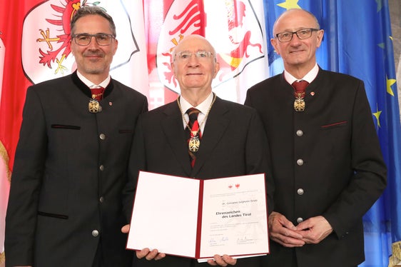 Giovanni Salghetti Drioli, insignito dell'onorificenza del Land Tirol, tra il presidente Kompatscher e il presidente Mattle. (Foto: Land Tirol/Frischauf Bild)